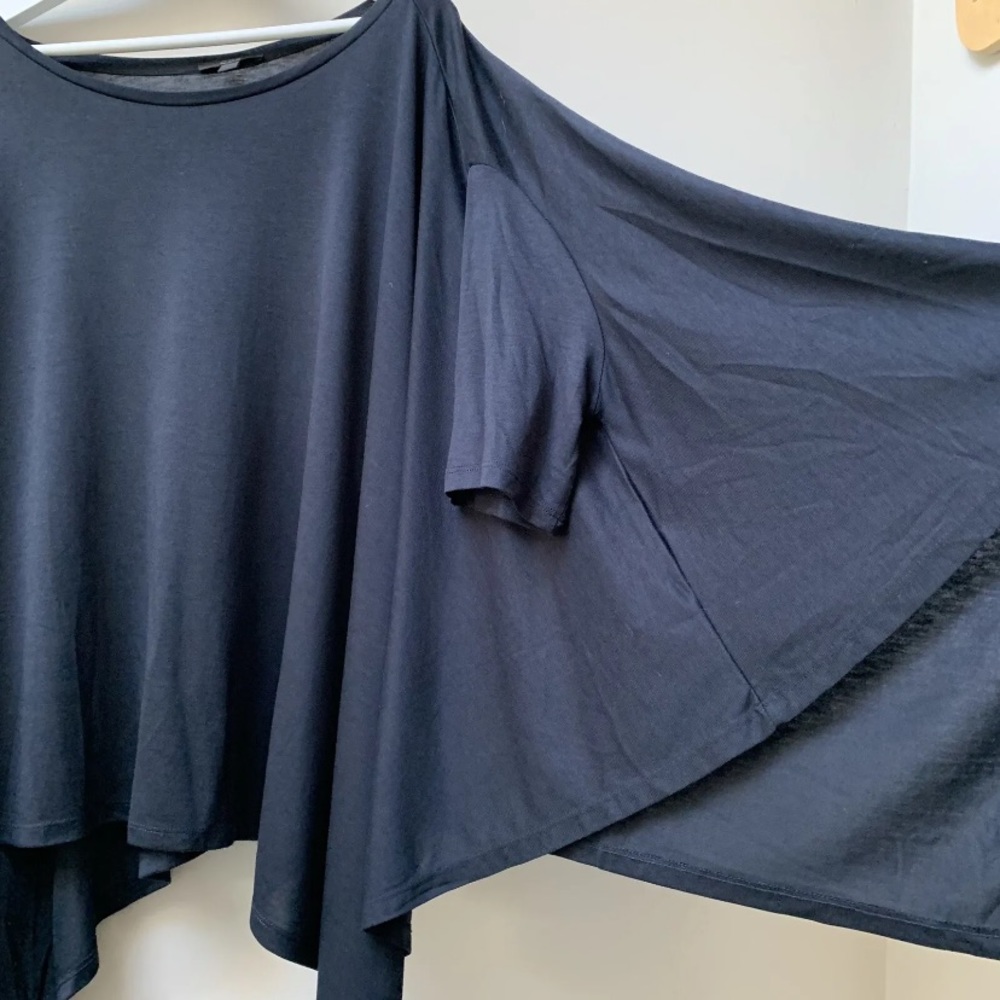 COS Black Jersey Top 
Medium
Boxy / Oversized
Asymmetrical hem - Picture 10 of 11